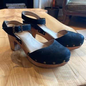 Black clog platforms with heel